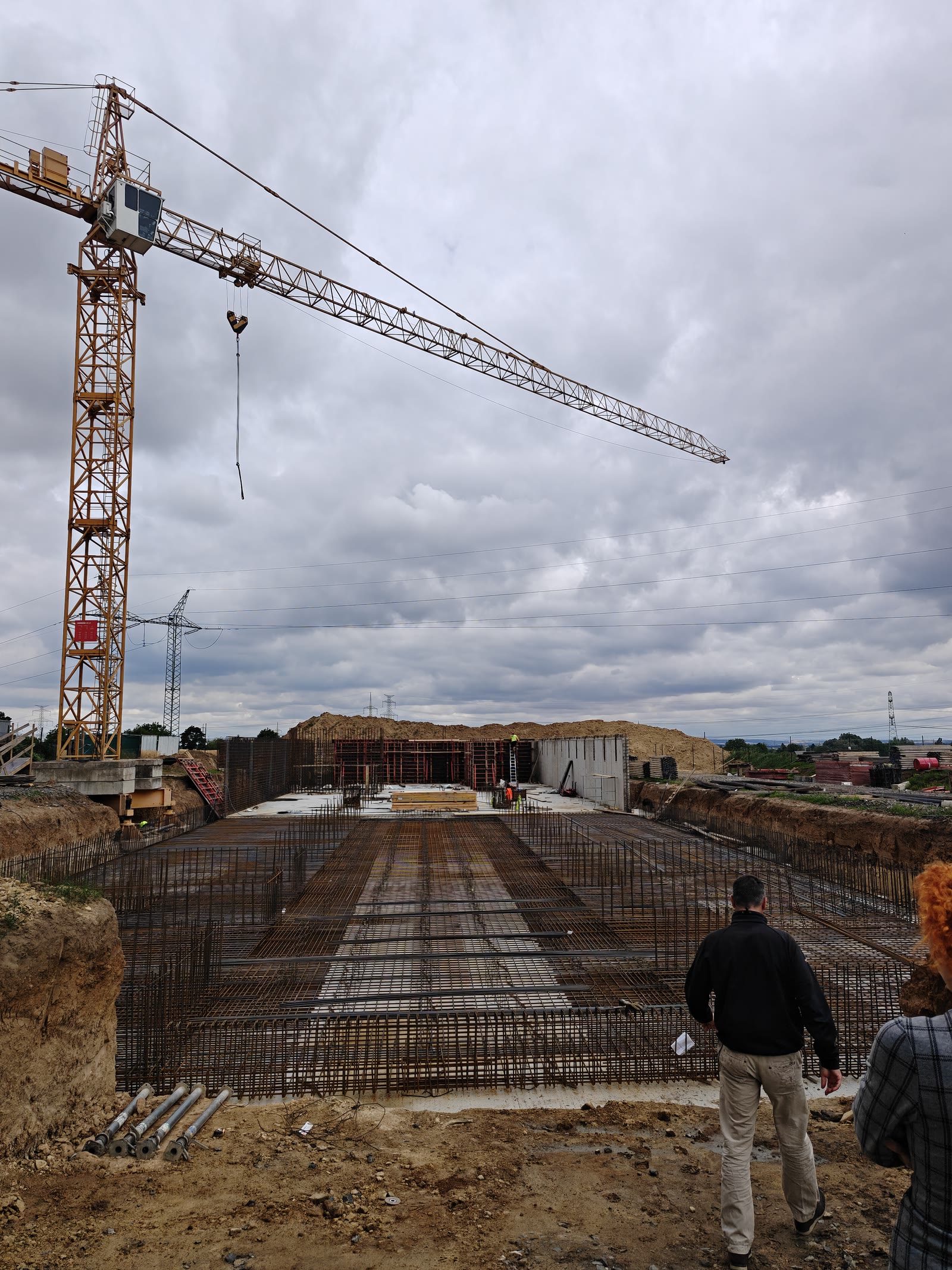 Základy — výztuž základové konstrukce a věžový jeřáb, červenec 2025