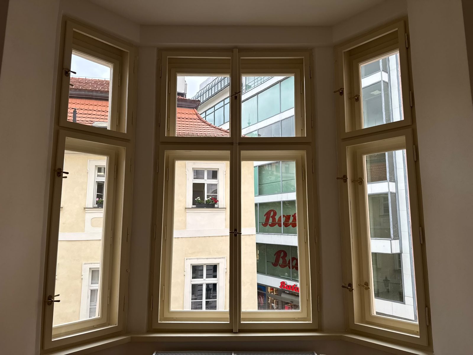 Arkýřové okno s výhledem do centra Prahy
