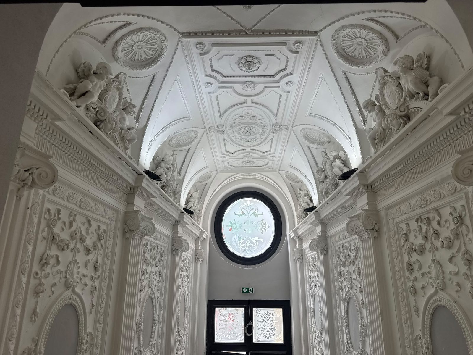 Detail štukové a sochařské výzdoby stropu