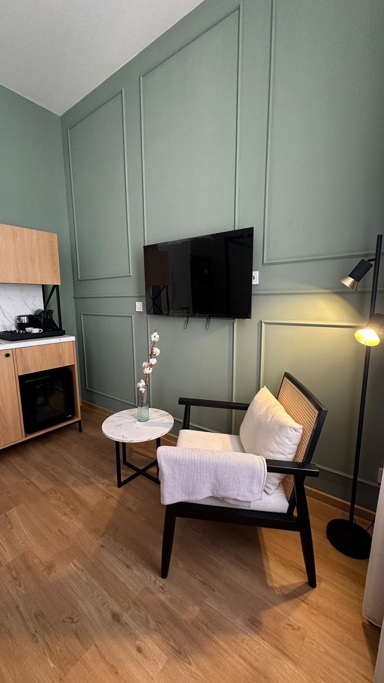 Dokončená jednotka — kuchyňský kout s kávovarem a minibarem