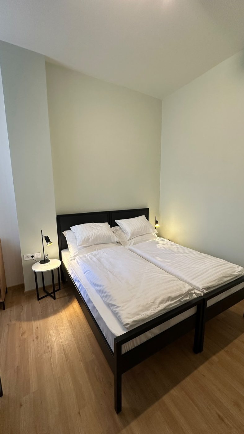 Dokončená jednotka — ložnice s manželskou postelí