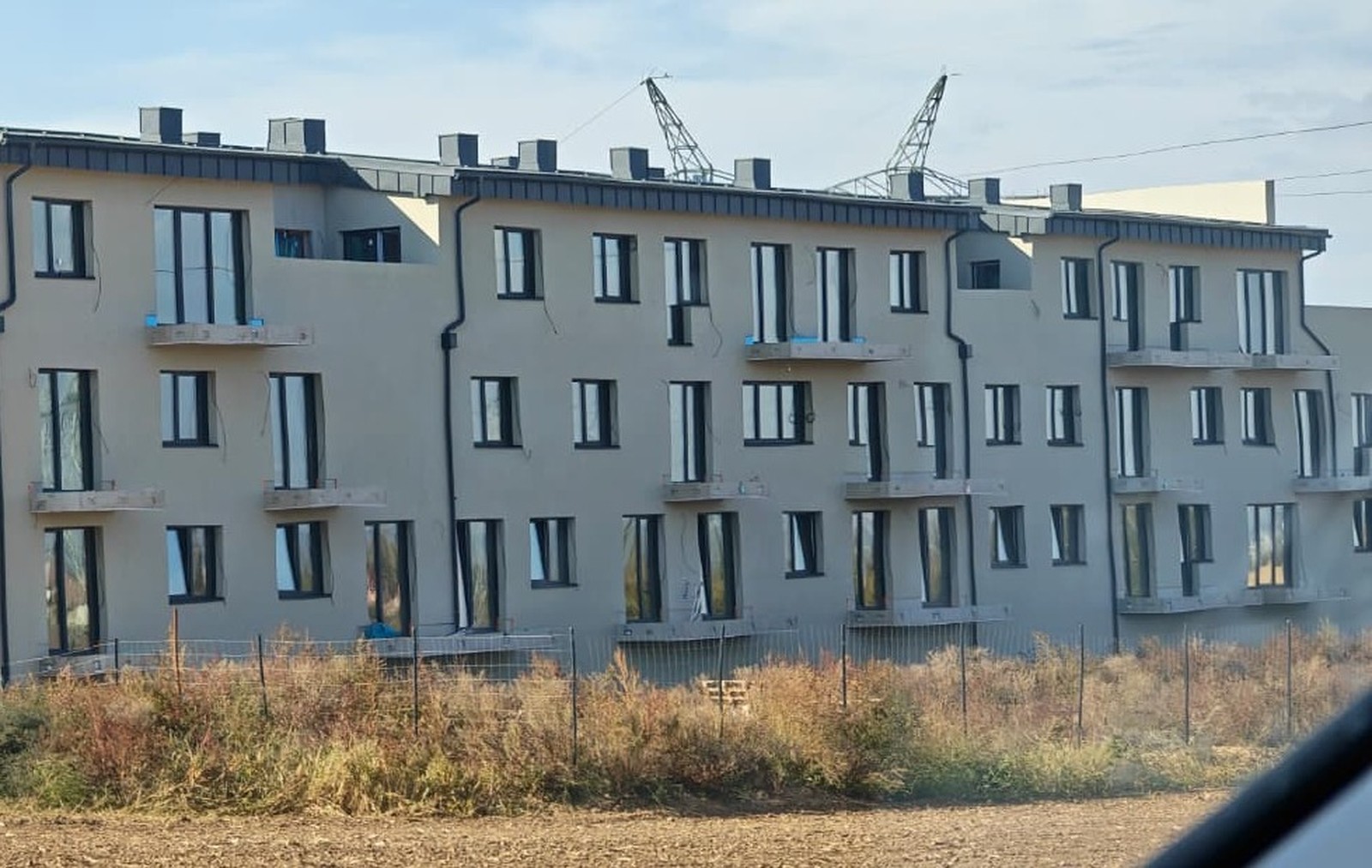 Dokončená fasáda bytového domu GreenPower Residence v Nehvizdech, říjen 2026
