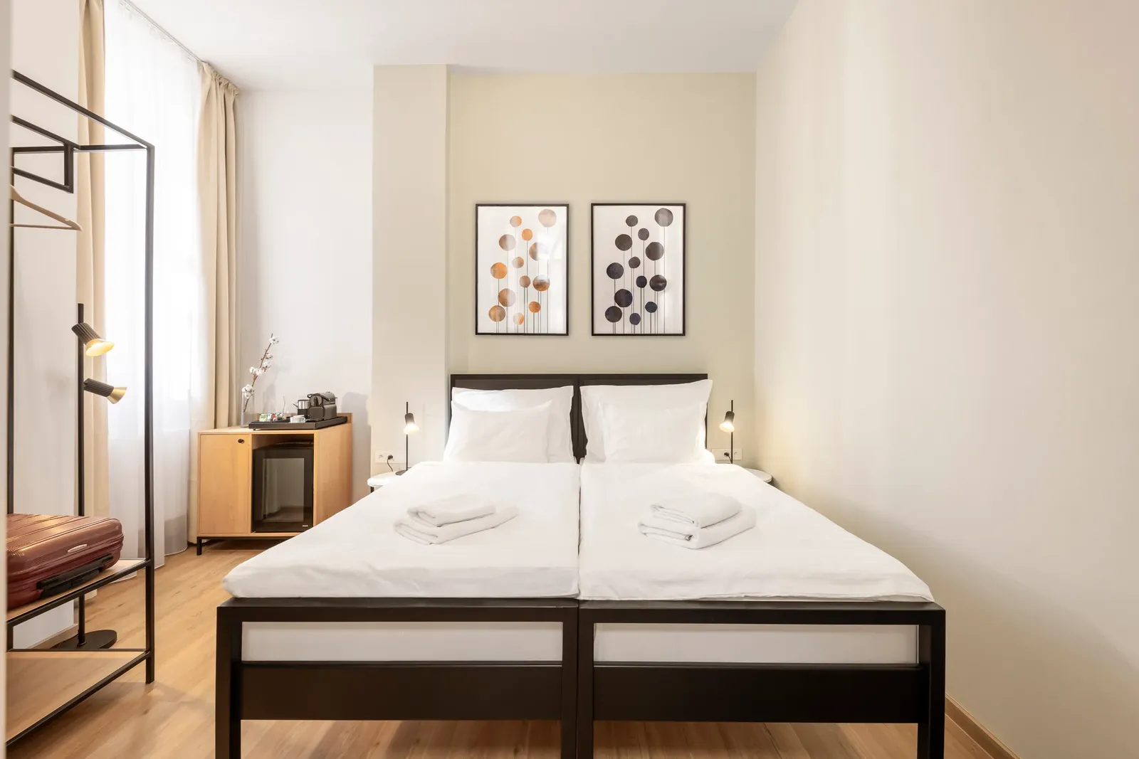 Interiér hotelu Youngmann House po rekonstrukci — pokoj se zelenými panely