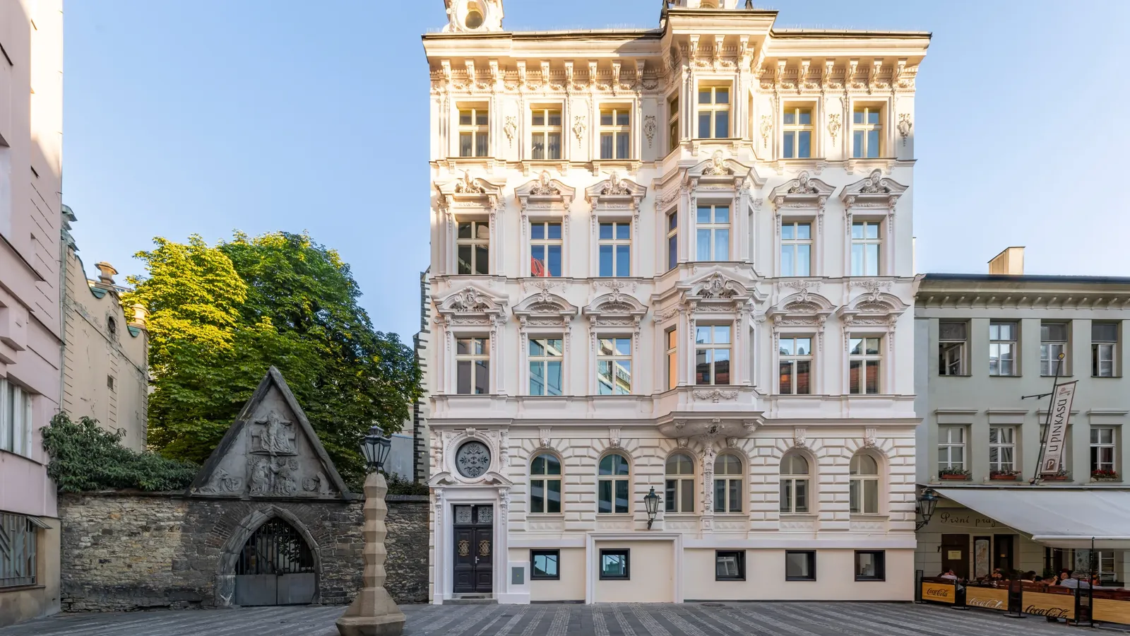 Přestavba bytového domu na hotel — Jungmannovo náměstí
