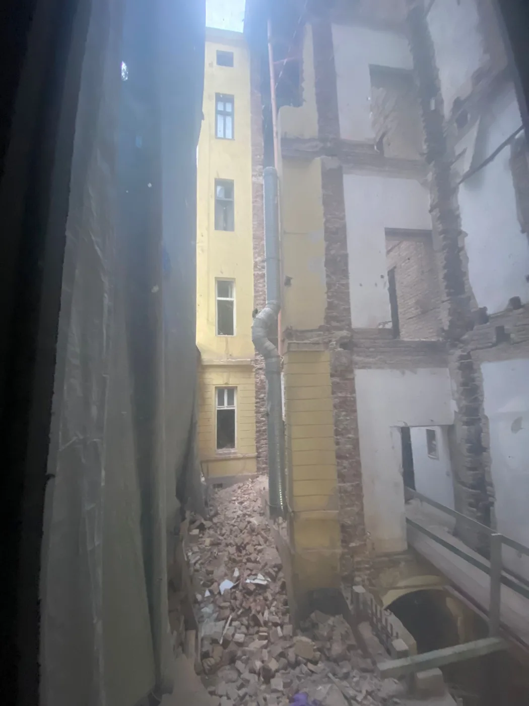 Demontované konstrukce dvorního traktu během rekonstrukce